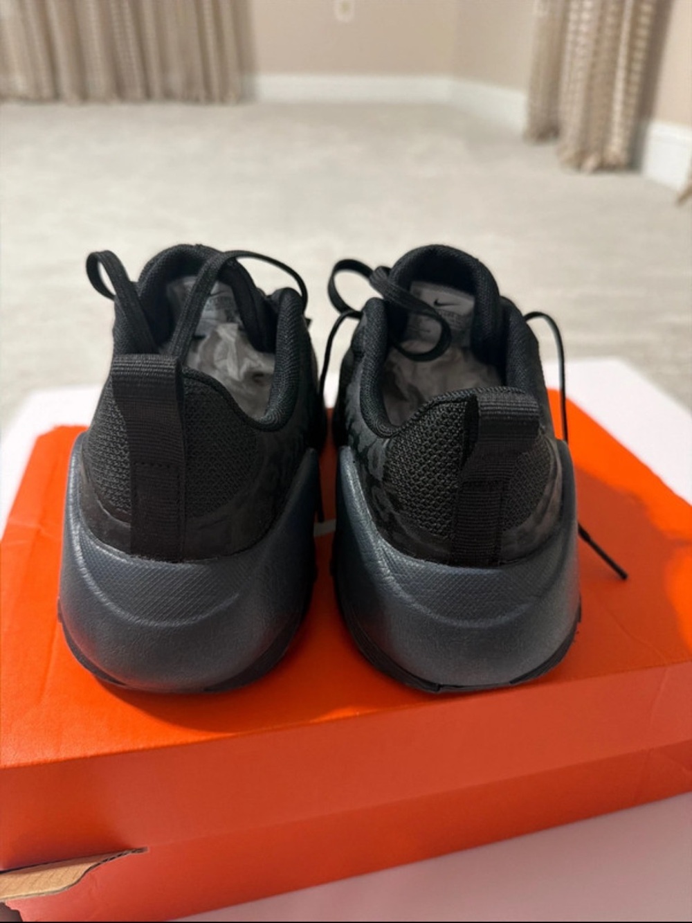 Nike Kids Black Low-Top Sneakers - Picture 6 of 8